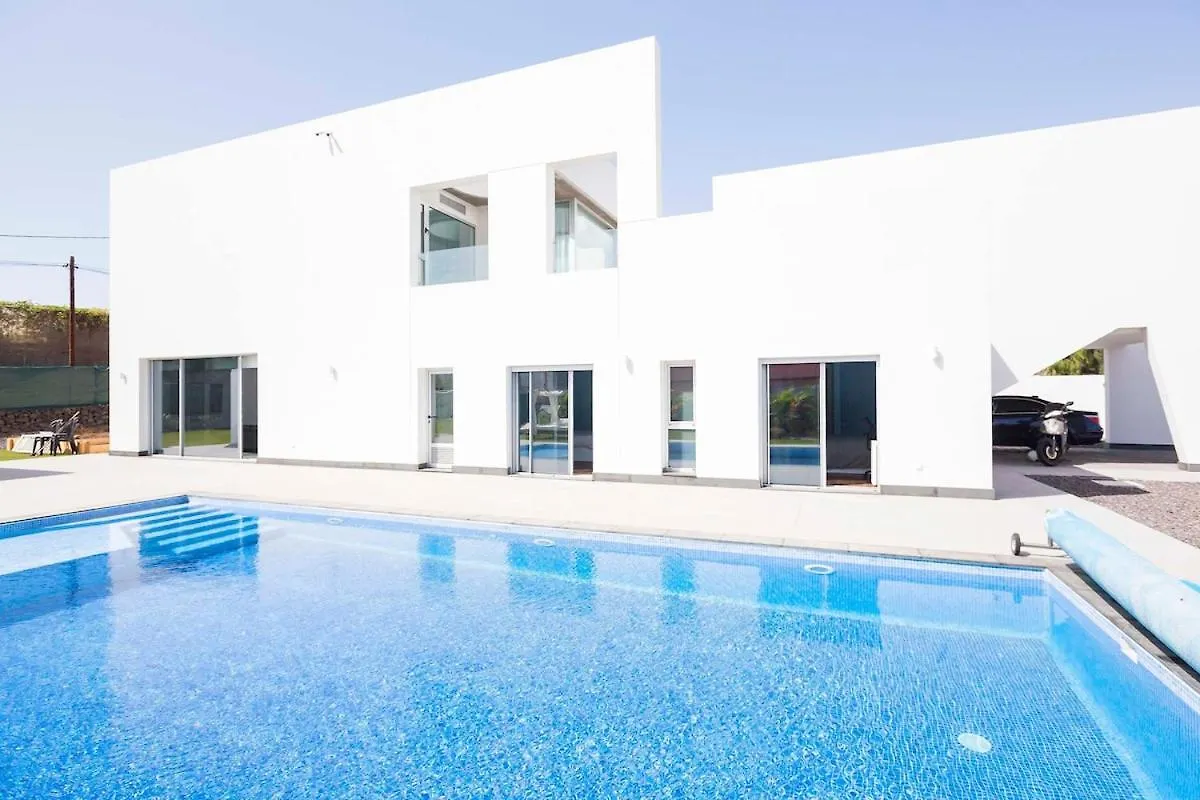 Independent Villa With An Immense Heated Pool! Oroteanda Baja 0*,  إسبانيا